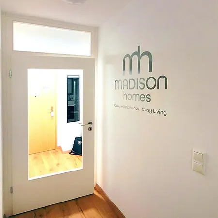 Madison Homes 50 Qm In Mit Balkon, Bergblick, Parkplatz, Zentral Gelegen 아파트 *